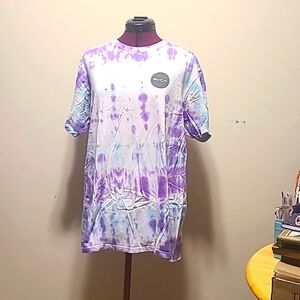 RVCA wear tye dye t-shirt.